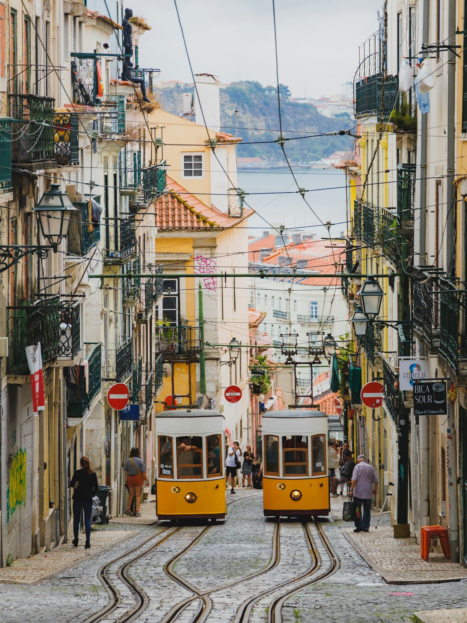 Tranvías amarillos del Elevador da Bica en Lisboa