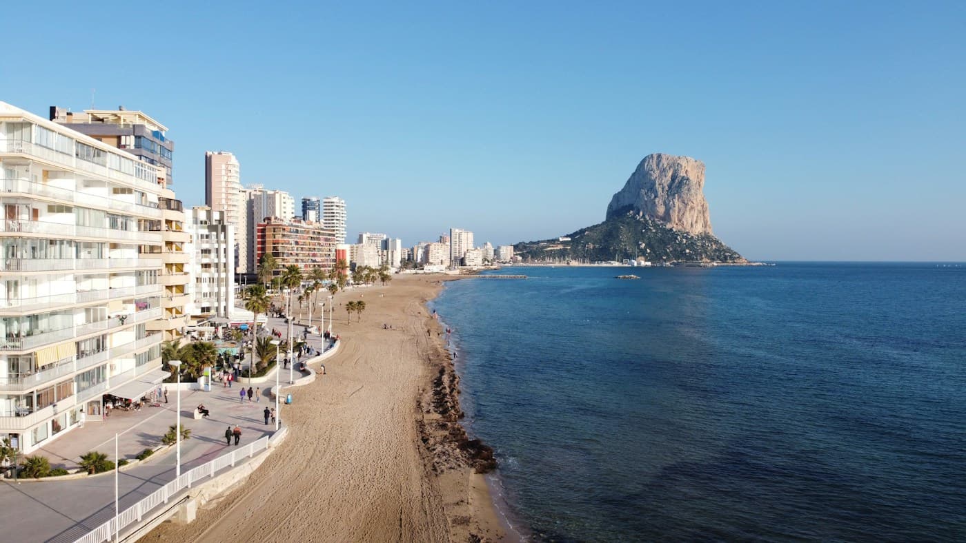 La playa de Calpe y el Peñón de Ifach junto al Mediterráneo
